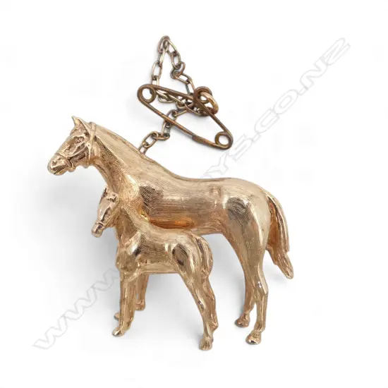 10ct HORSE w FOAL BROOCH. 13.28gm