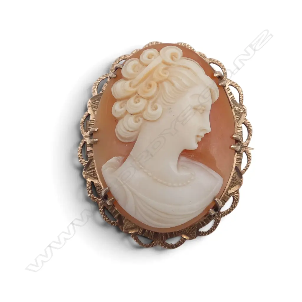 9CT GOLD CAMEO BROOCH w. safety chain, stamped 9CT, L.35mm. 6.88gms Image 1++