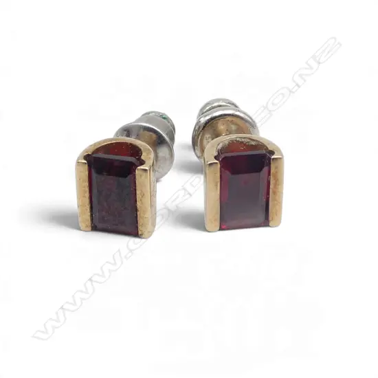 9ct GARNET STUD EARRINGS, 1.5gm w/out metal backs