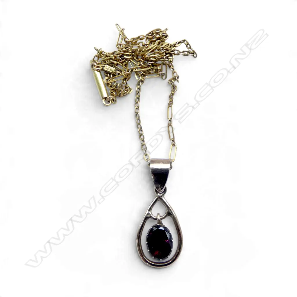 9ct GOLD PENDANT NECKLACE with SINGLE GARNET 3.7gms Image 1++