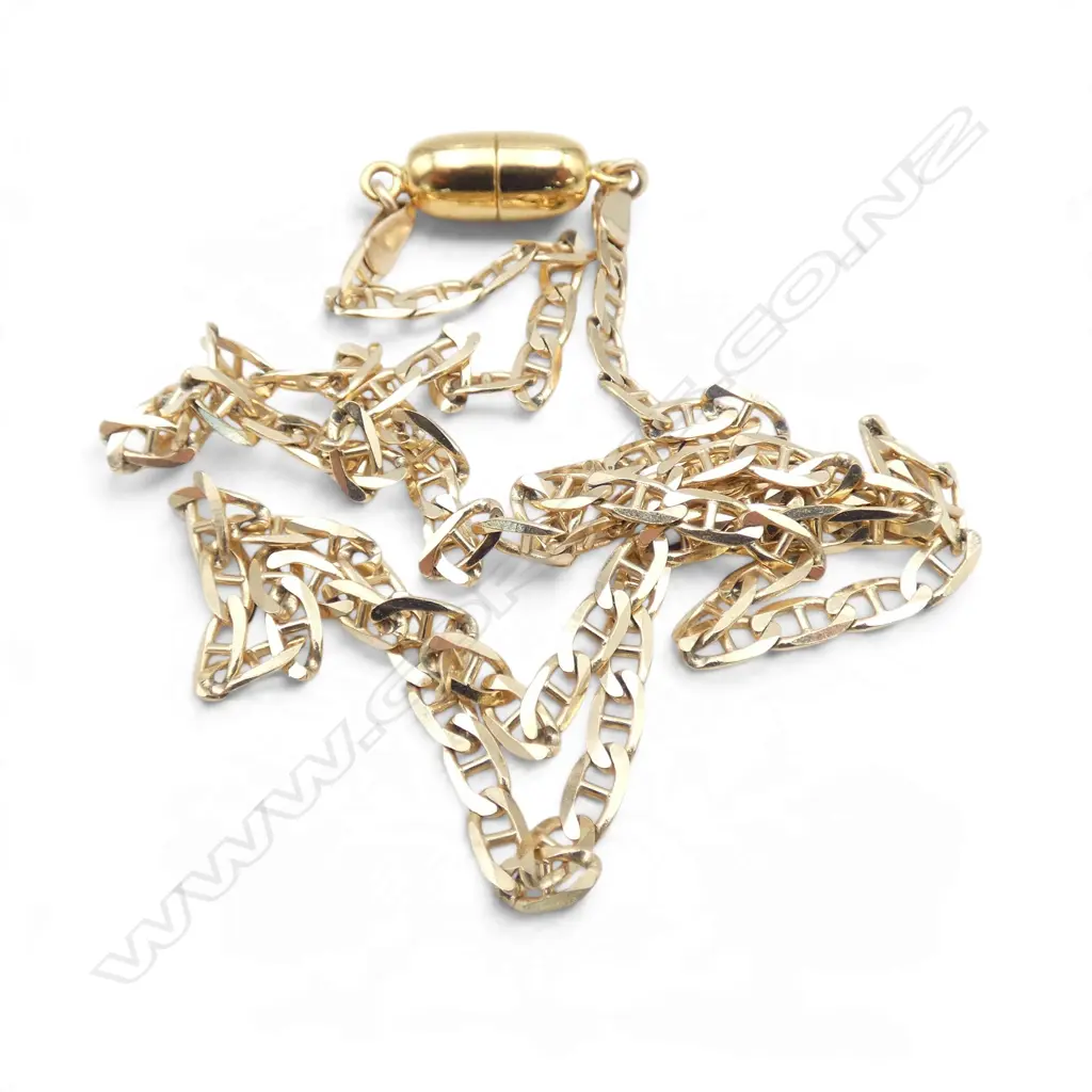 9ct YELLOW GOLD FLAT CURB LINK NECK CHAIN w  magnetic barrel clasp. L.500mm. 8.9gms Image 1++