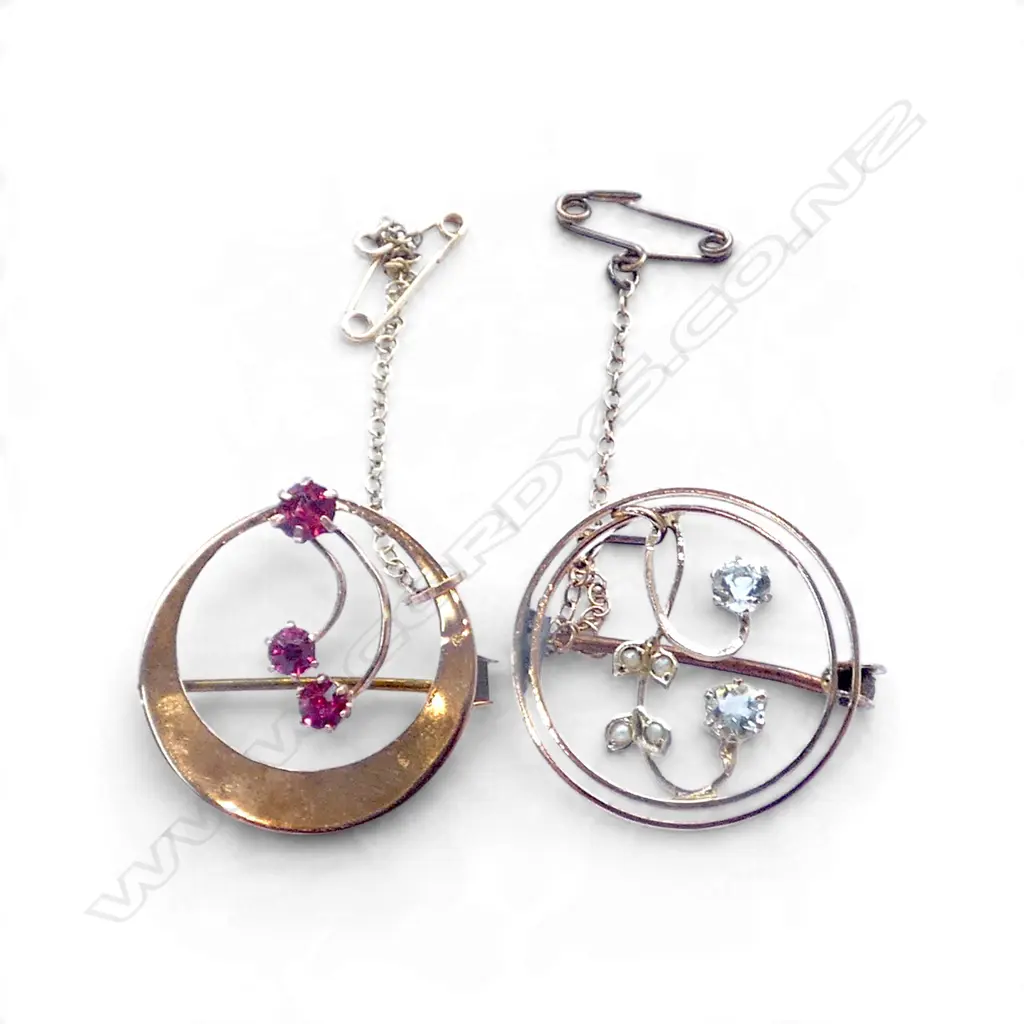 2 9CT BROOCHES 25mm dia 4.8gms Image 1++