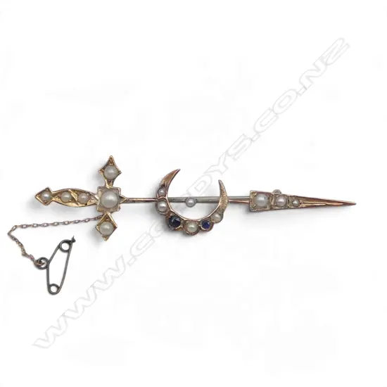 9CT BLUE STONE & SEED PEARL SWORD BAR BROOCH L.70mm 3.8gms