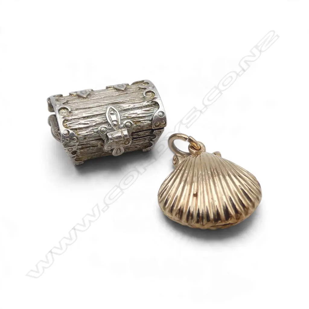 2 GARDONES CHARMS; 9ct YELLOW GOLD CLAM 3.38gms & .925 CHEST 5.77gms Image 1++