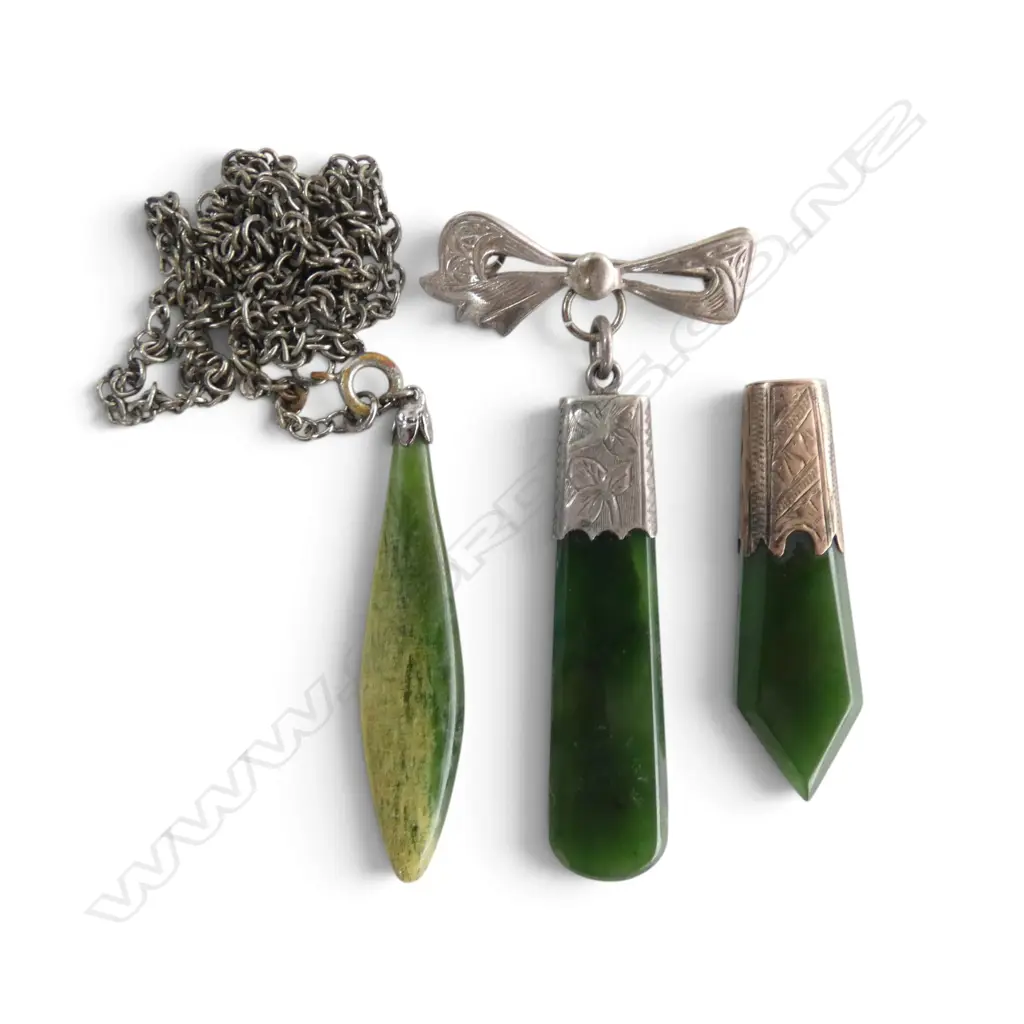 3 PCES 20thC GREENSTONE JEWELLERY one w. STG silver mount & pin Image 1++