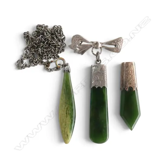 3 PCES 20thC GREENSTONE JEWELLERY one w. STG silver mount & pin
