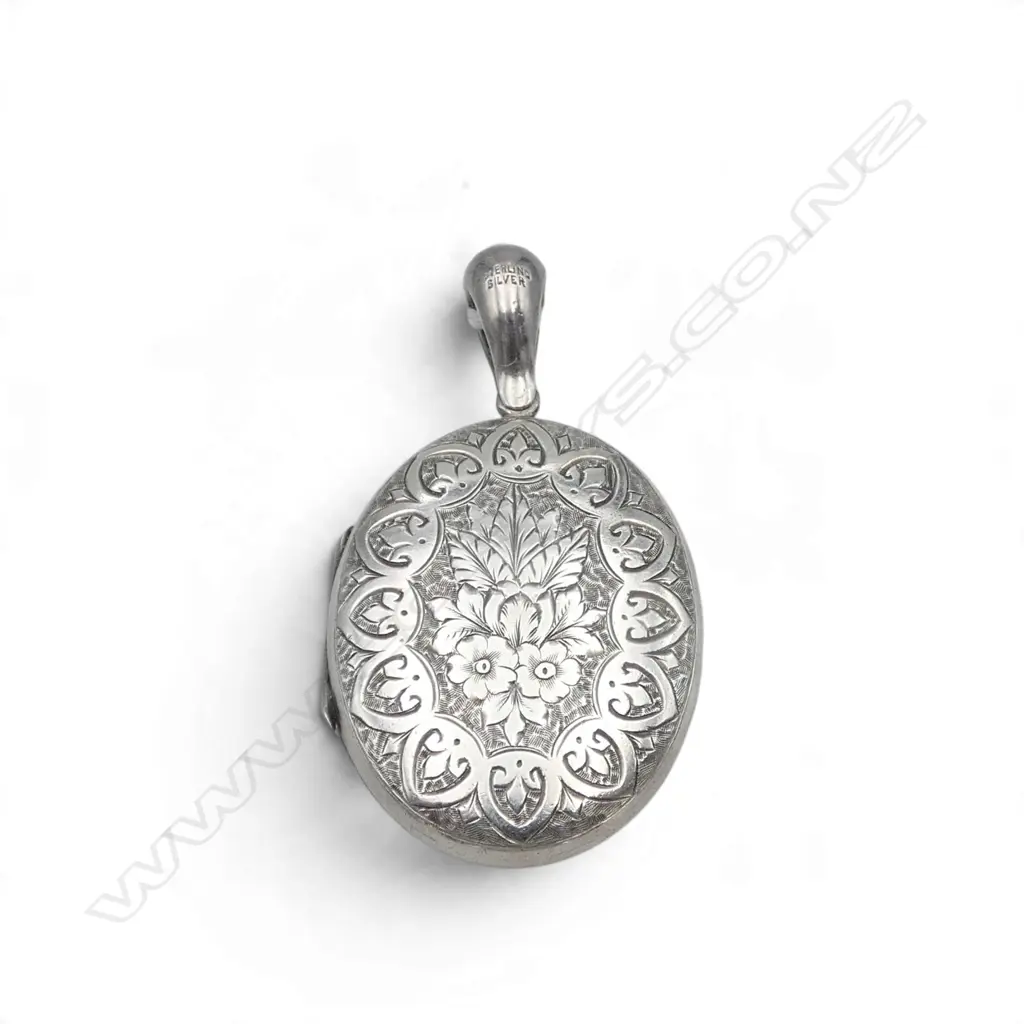 ELEGANT VICTORIAN SILVER ENGRAVED LOCKET 15.5gms Image 1++