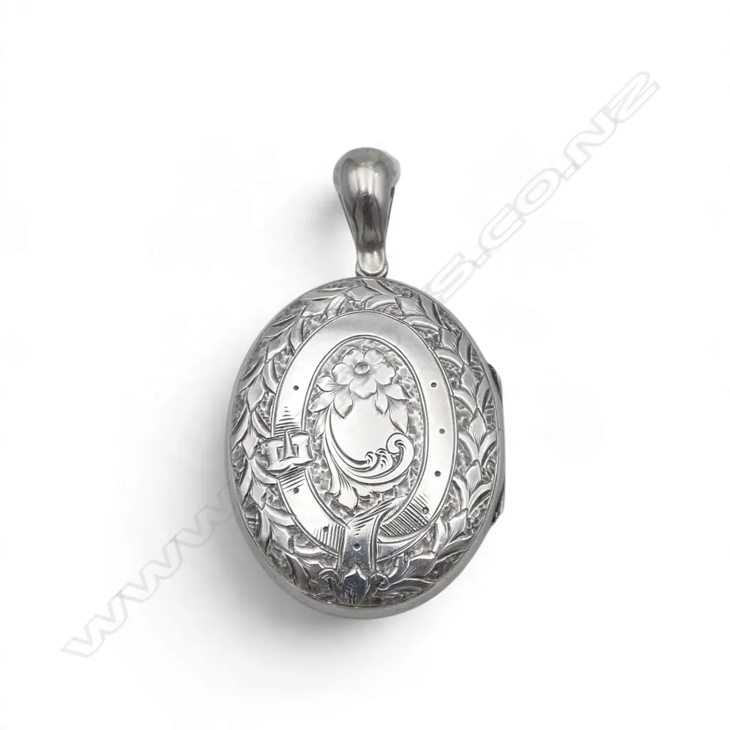 ELEGANT VICTORIAN SILVER ENGRAVED LOCKET 15.5gms Image 1++