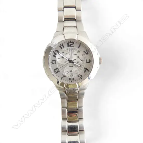 GUESS RUSH I90199G1 MEN'S QUARTZ WATCH FEATURING A PATTERNED SILVER DIAL