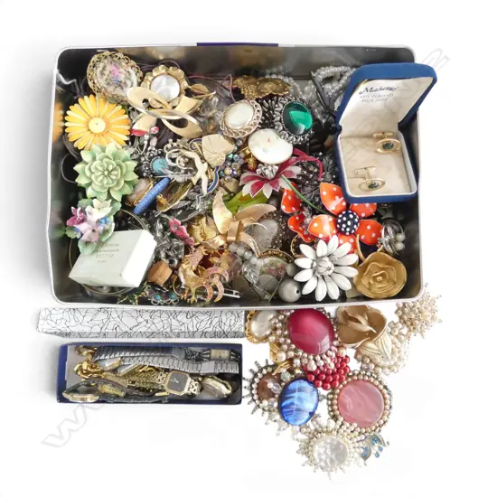 ASST. COSTUME JEWELLERY MOSTLY BROOCHES