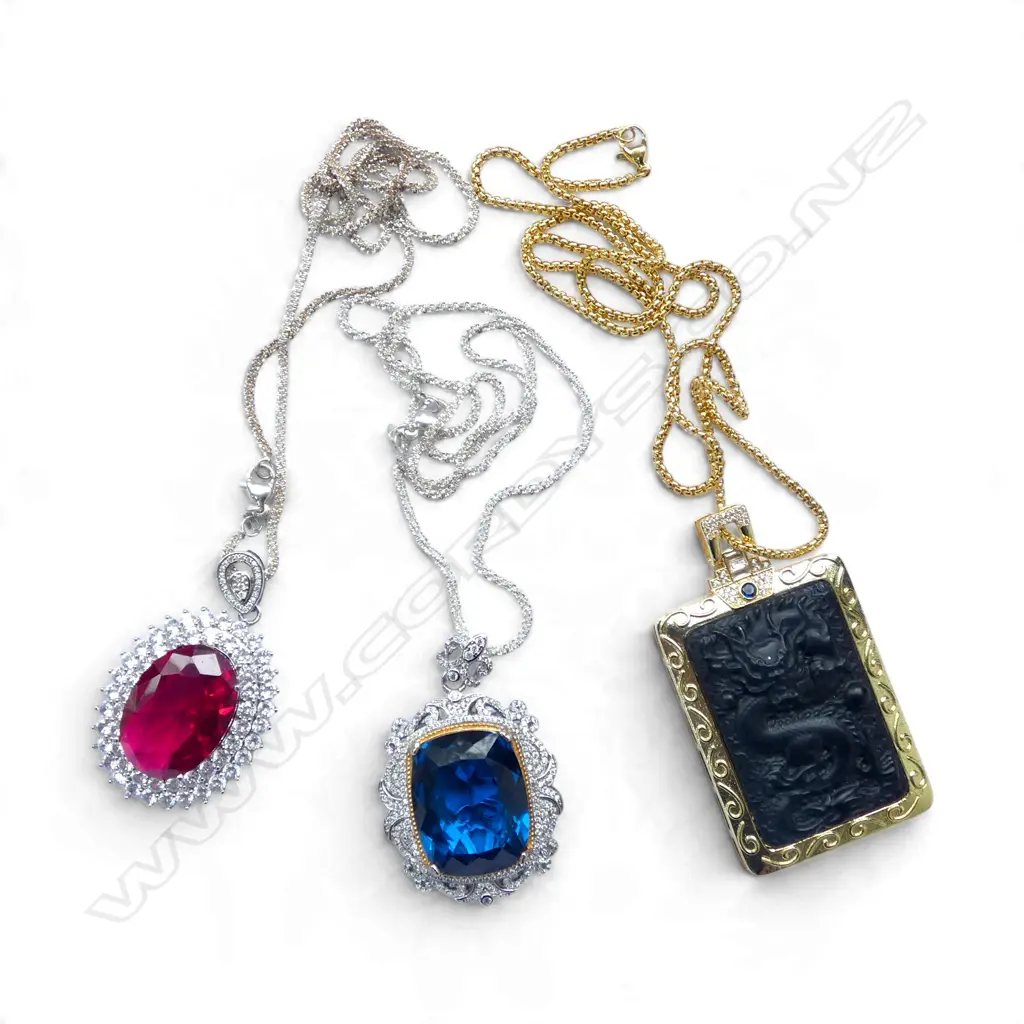 3 COSTUME PENDANT NECKLACES Image 1++
