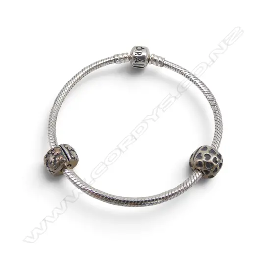 PANDORA SILVER BANGLE w 2 CHARMS, L.190cm