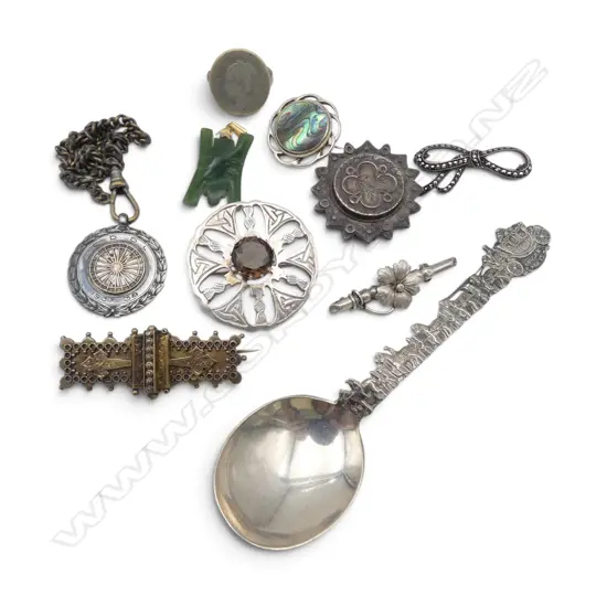 ASST MAINLY SILVER JEWELLERY: 6 brooches + horse & carriage spoon + ring + medallion + jade pendant etc