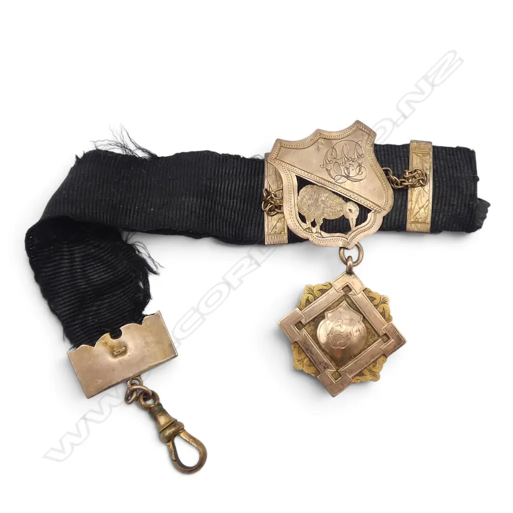 1919 WW1 9ct GOLD MEDALLION 'To Private C. Palmer from Fernside Friends' + 9ct gold kiwi fob w ribbon platedclip 15.2gms Image 1++