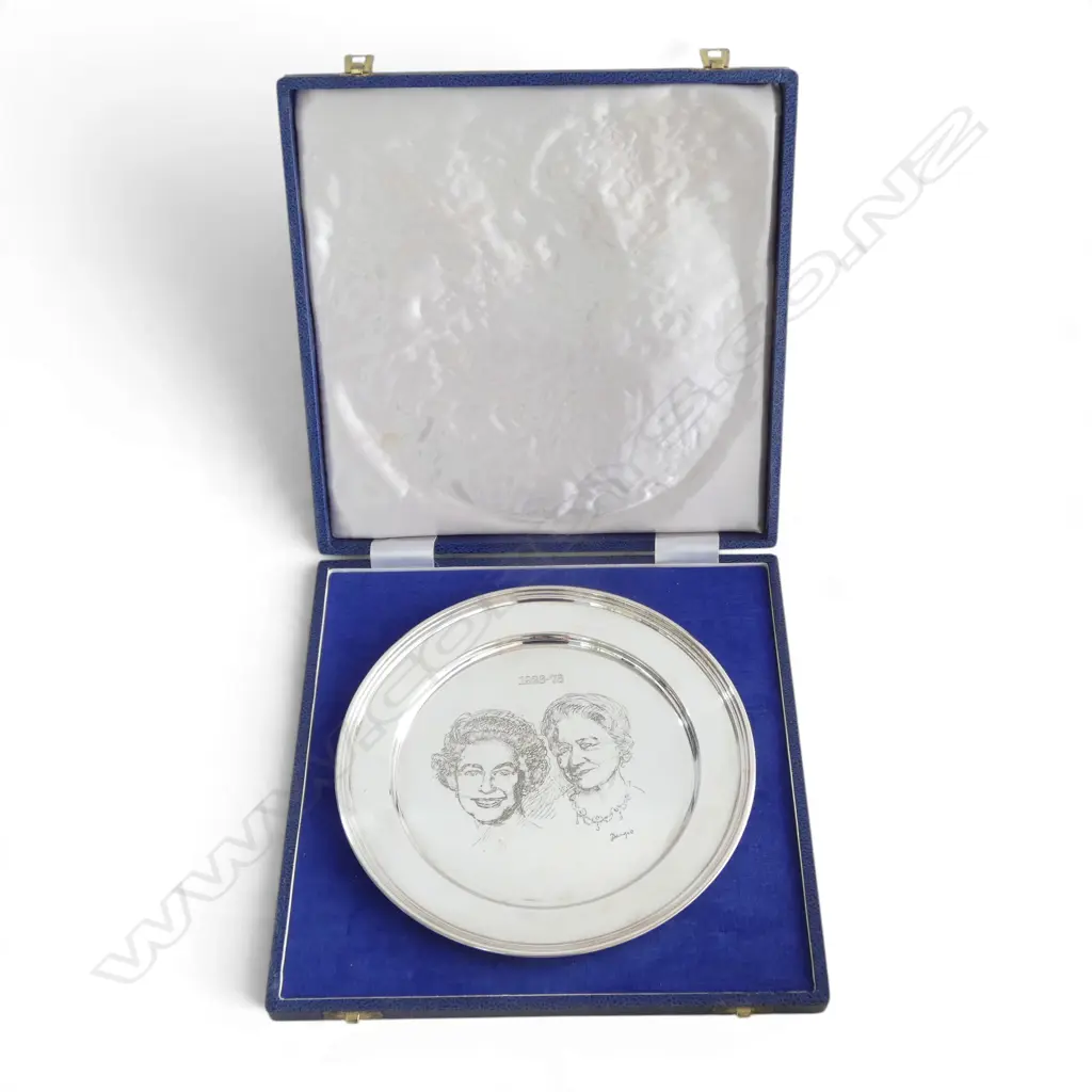 STG SILVER PLATE, QUEEN ELIZABETH & QUEEN MOTHER 1926-76, LONDON 1977 230mm dia 367gms BOXED Image 1++