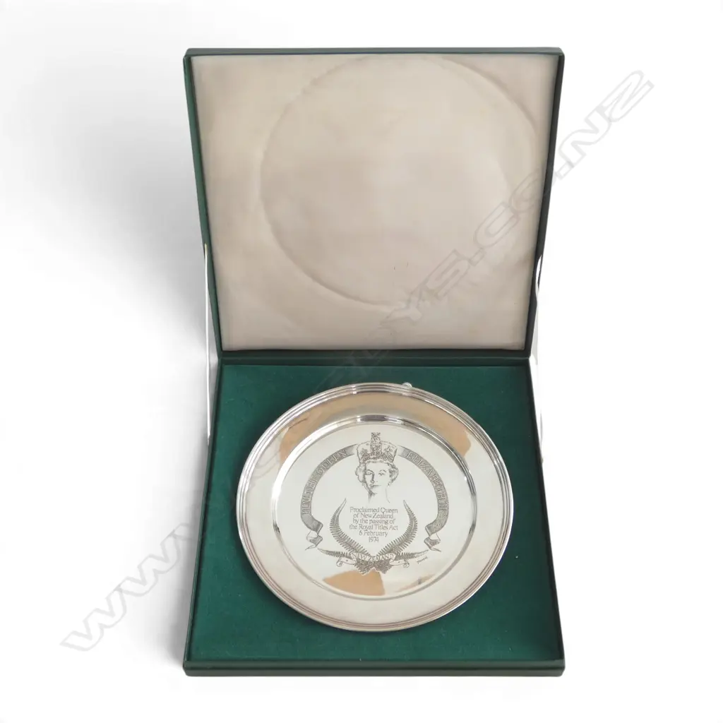 STG SILVER PLATE 'H.M. THE QUEEN ELIZABETH II' LONDON 1975 230mm dia 368gms BOXED Image 1++