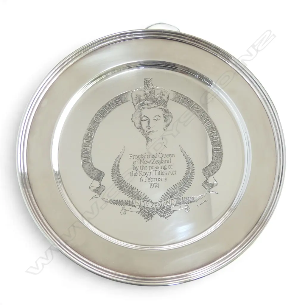 STG SILVER PLATE 'H.M. THE QUEEN ELIZABETH II' LONDON 1975 230mm dia 368gms BOXED Image 1++