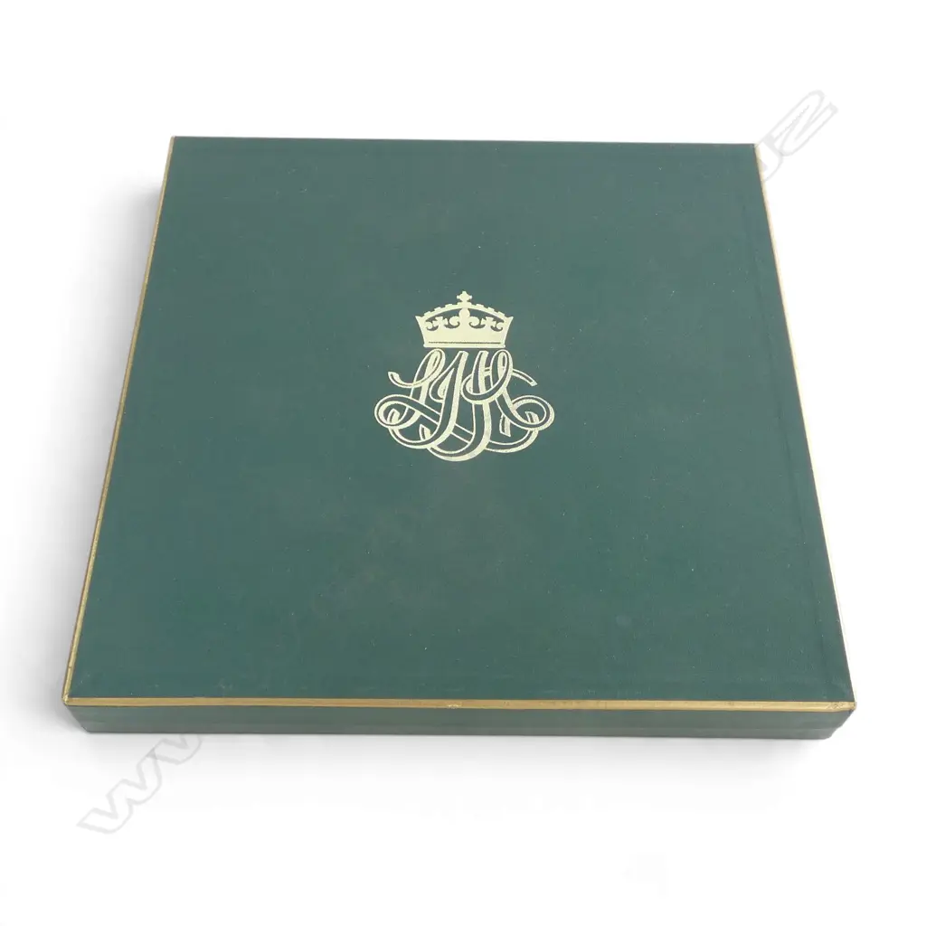 STG SILVER PLATE 'H.M. THE QUEEN ELIZABETH II' LONDON 1975 230mm dia 368gms BOXED Image 1++