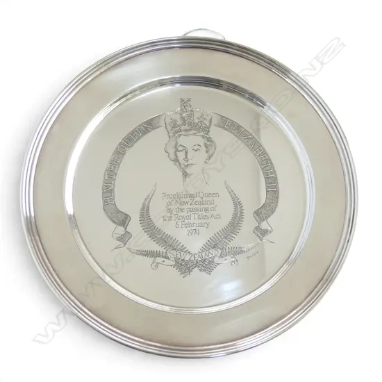 STG SILVER PLATE 'H.M. THE QUEEN ELIZABETH II' LONDON 1975 230mm dia 368gms BOXED