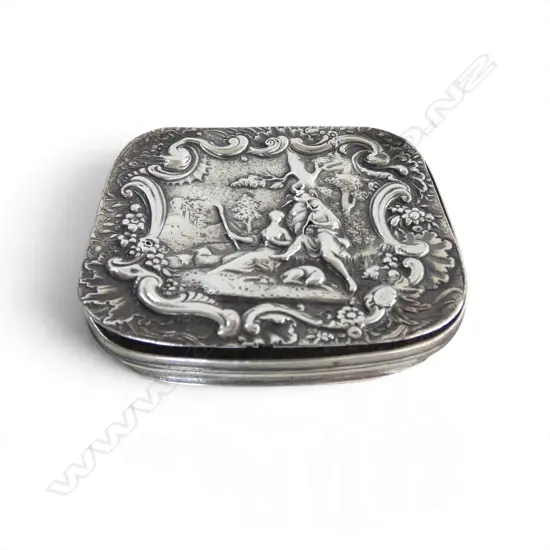 CONTINENTAL SILVER SNUFF BOX gilded interior 76gms