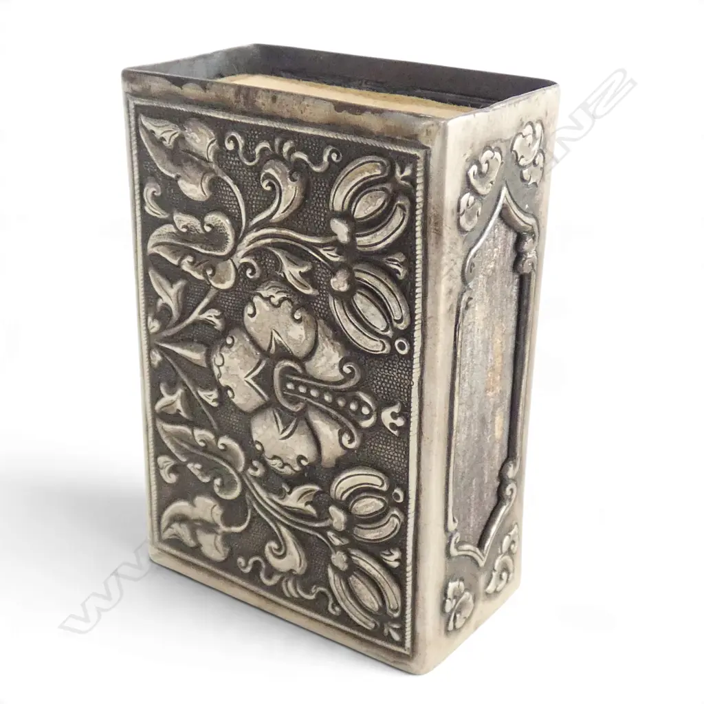 800 SILVER EASTERN EMBOSSED MATCH BOX HOLDER. Silver weight 35gms Image 1++