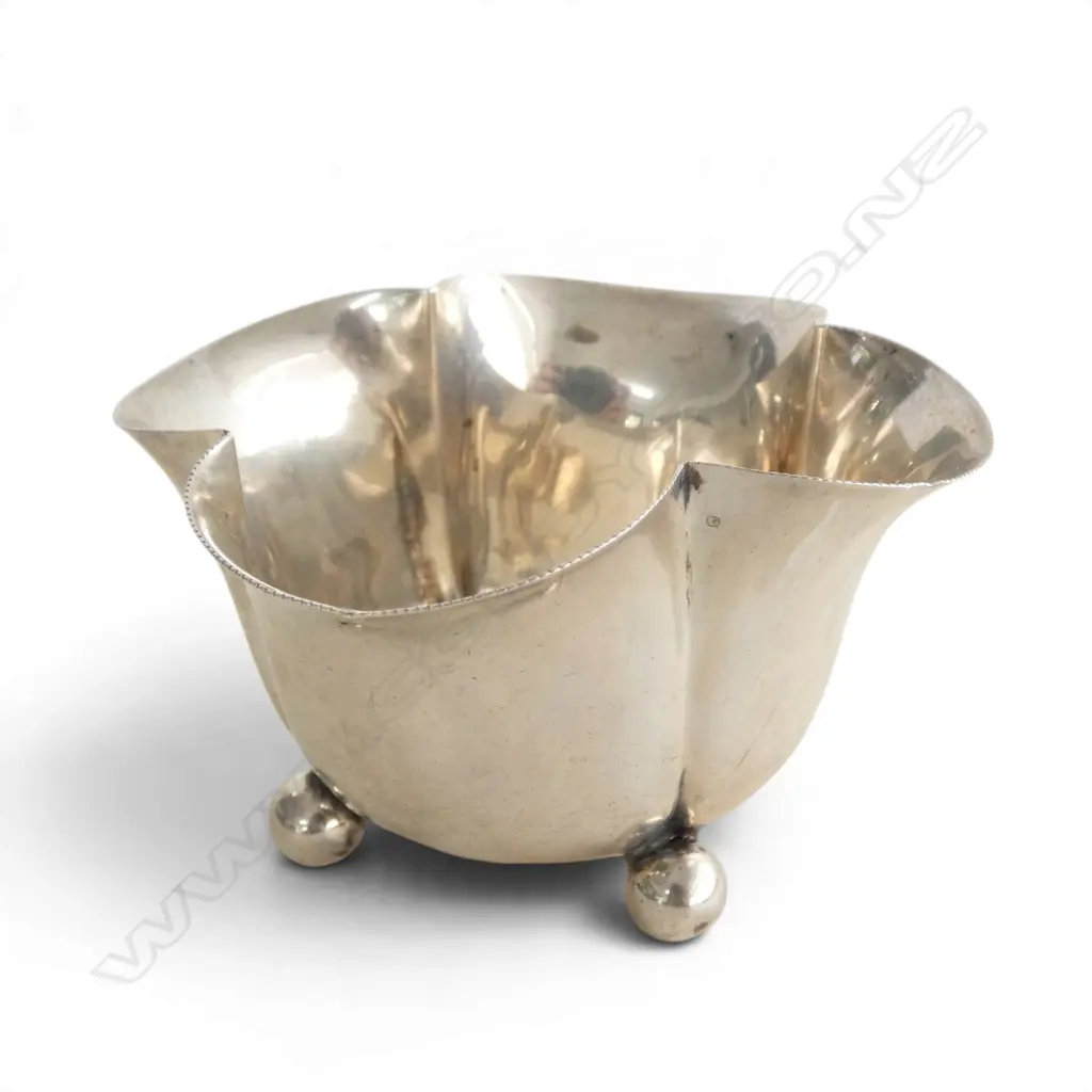 STG SILVER FLUTED SUGAR BOWL ON 4 BALL FEET, LONDON 1901, 77gms, W.100mm H.55mm Image 1++
