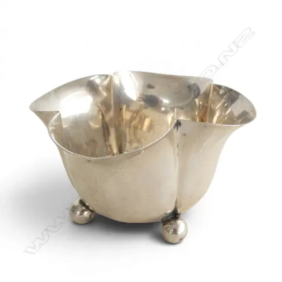 STG SILVER FLUTED SUGAR BOWL ON 4 BALL FEET, LONDON 1901, 77gms, W.100mm H.55mm