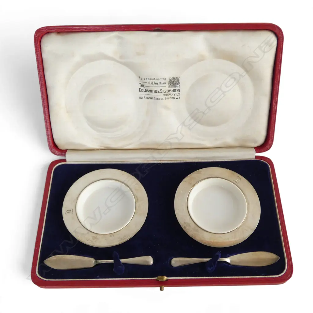 CASED STG SILVER BUTTER DISH SET, BIRMINGHAM 1935, JUBILEE MARK, 96gms excluding porcelain liners Image 1++