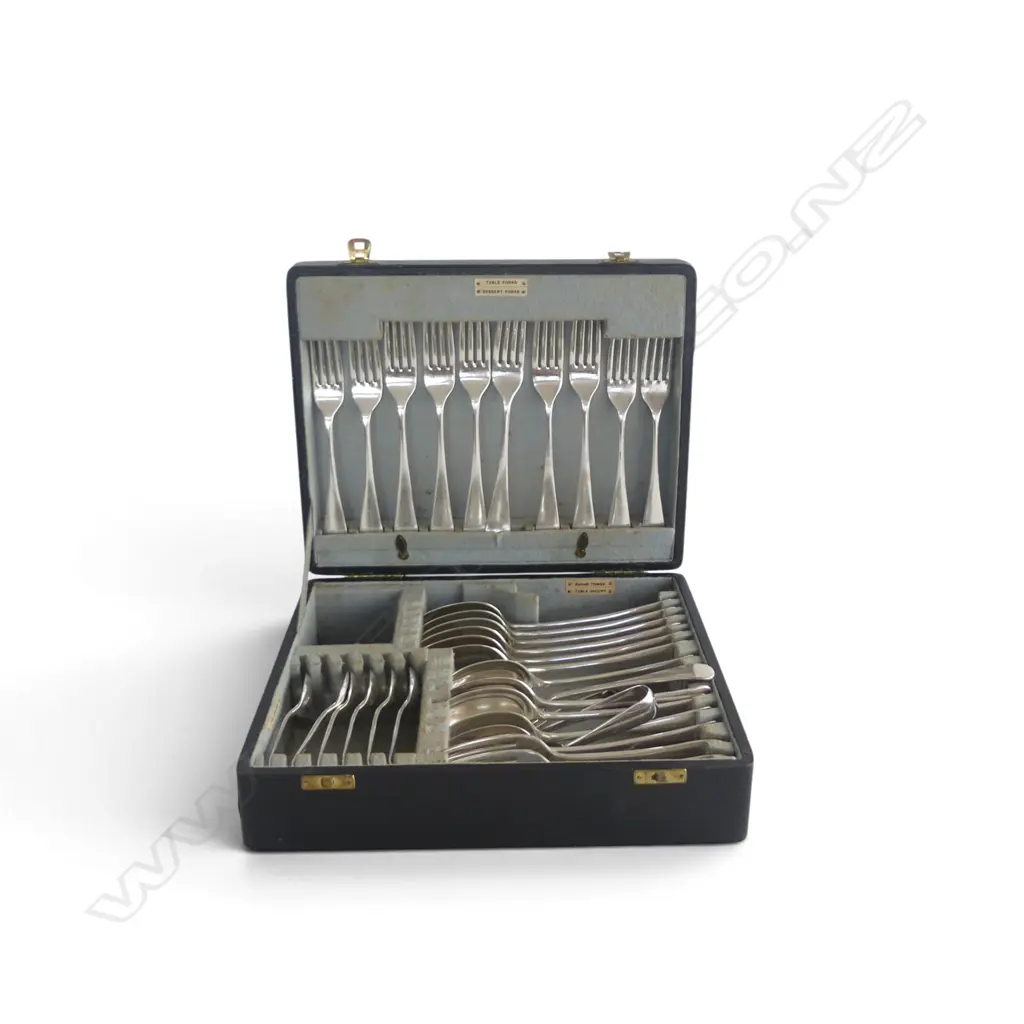 LEATHER CANTEEN OF CUTLERY Image 1++