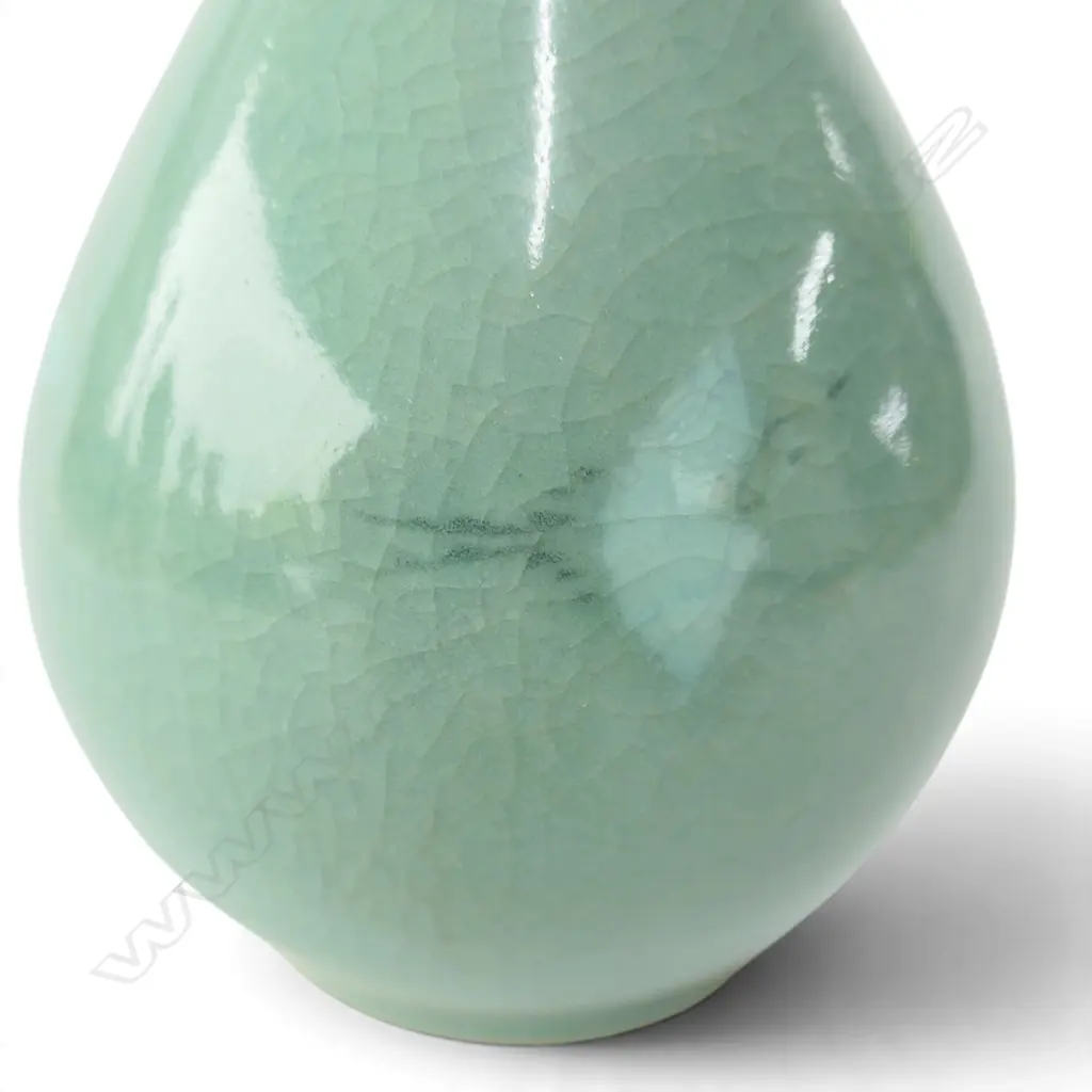 VINTAGE ORIENTAL CELADON VASE w fine crackle glaze, H.170mm Image 1++