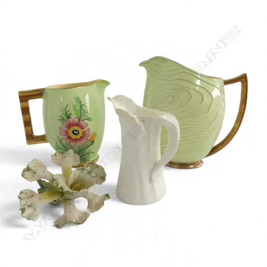 3 JUGS (2 CARLTONWARE H.180mm, 1 ROYAL WORCESTER AF) + CAPODIMONTE FLOWER (CHIP)