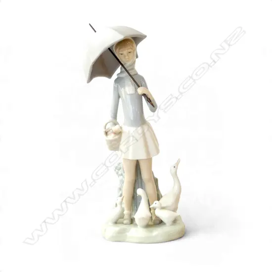 LLADRO #4510 GIRL w. UMBRELLA & DUCKS H.250mm