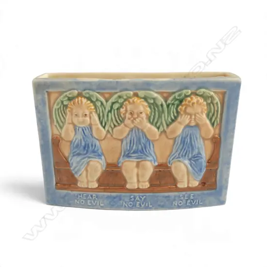 RARE BESWICK WALL POCKET ‘THREE WISE ANGELS’ VASE, W.156mm D.35mm H.112mm