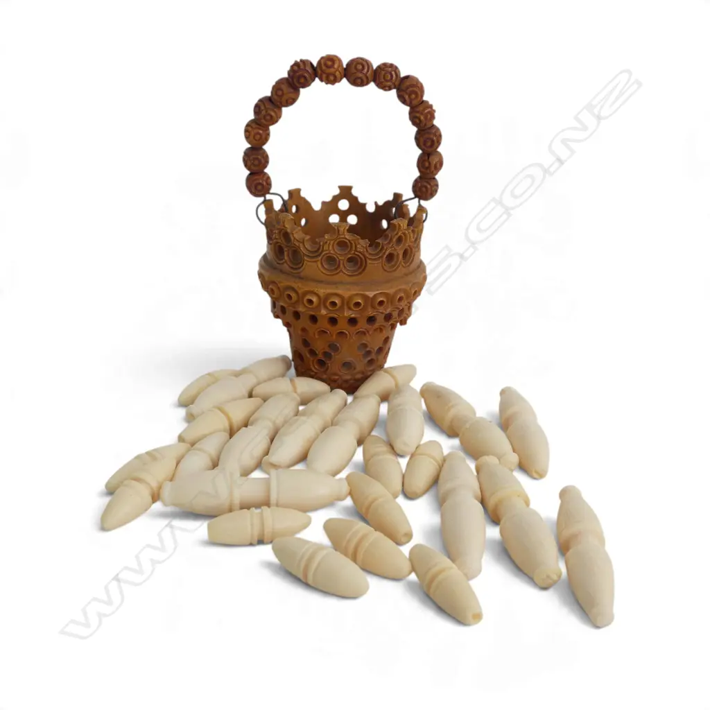 25 ANTIQUE IVORY SEWING THREAD HOLDERS & COQUILLA NUT BASKET, L.16-30mm, L.70mm Image 1++