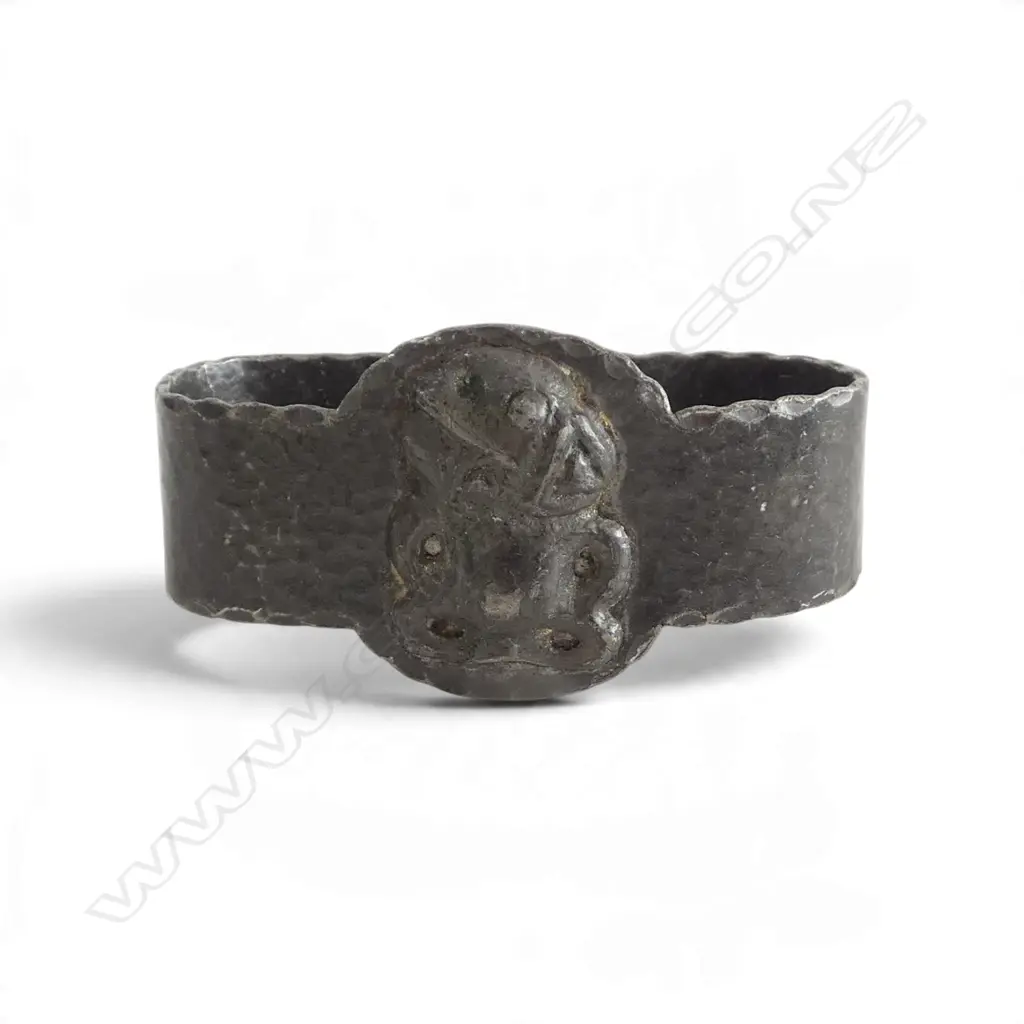 EARLY 20thC relief TIKI DECORATED HAMMERED PEWTER NAPKIN RING Image 1++
