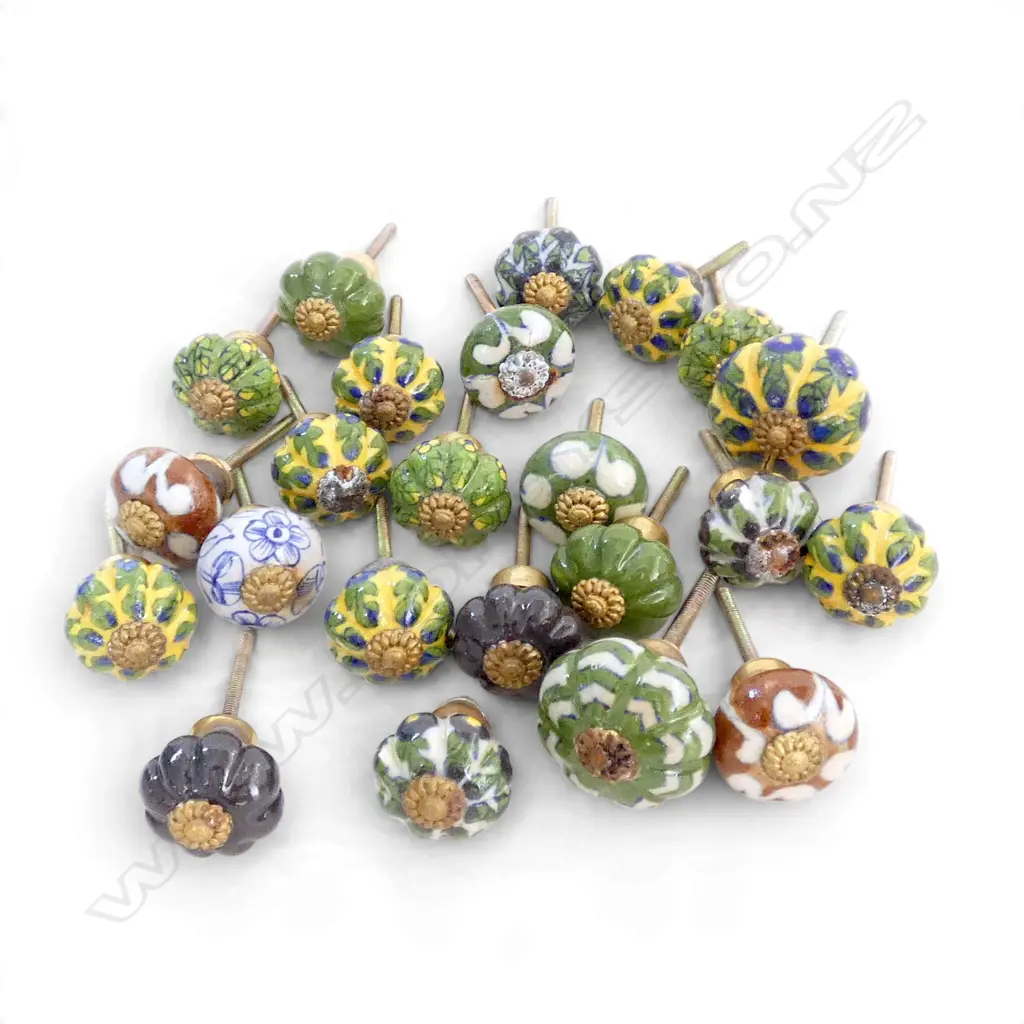 ASST. PORCELAIN KNOBS Image 1++