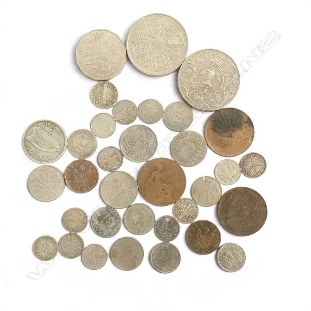 COLLECTION OF WORLD COINS some silver Image 1++
