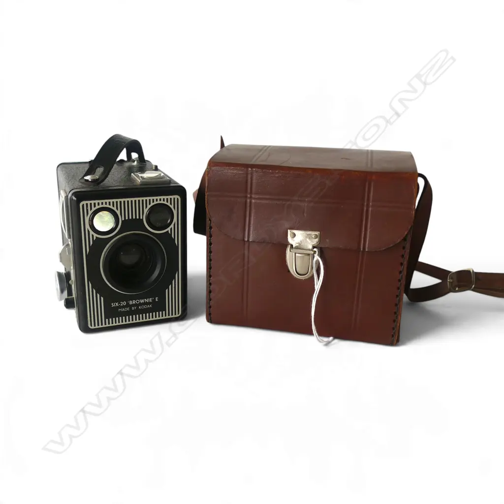 KODAK SIX-20 'BROWNIE' E CAMERA in carry case Image 1++