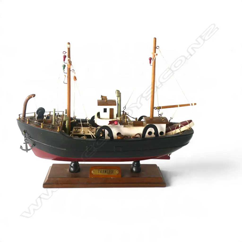 VINTAGE WOODEN BOAT MODEL ‘TRAWLER’ ON STAND, H.290MM Image 1++