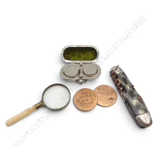 5 VINTAGE COLLECTABLES: bone handled magnifying glass + pocket knife + coin case + 2 medallions