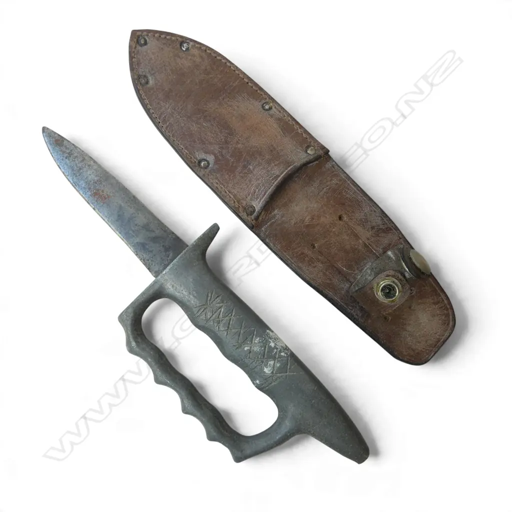 WWII NZ or AUSTRALIAN COMMANDO FIGHTING / TRENCH KNIFE with knuckle duster guard. In leather scabbard.  Image 1++