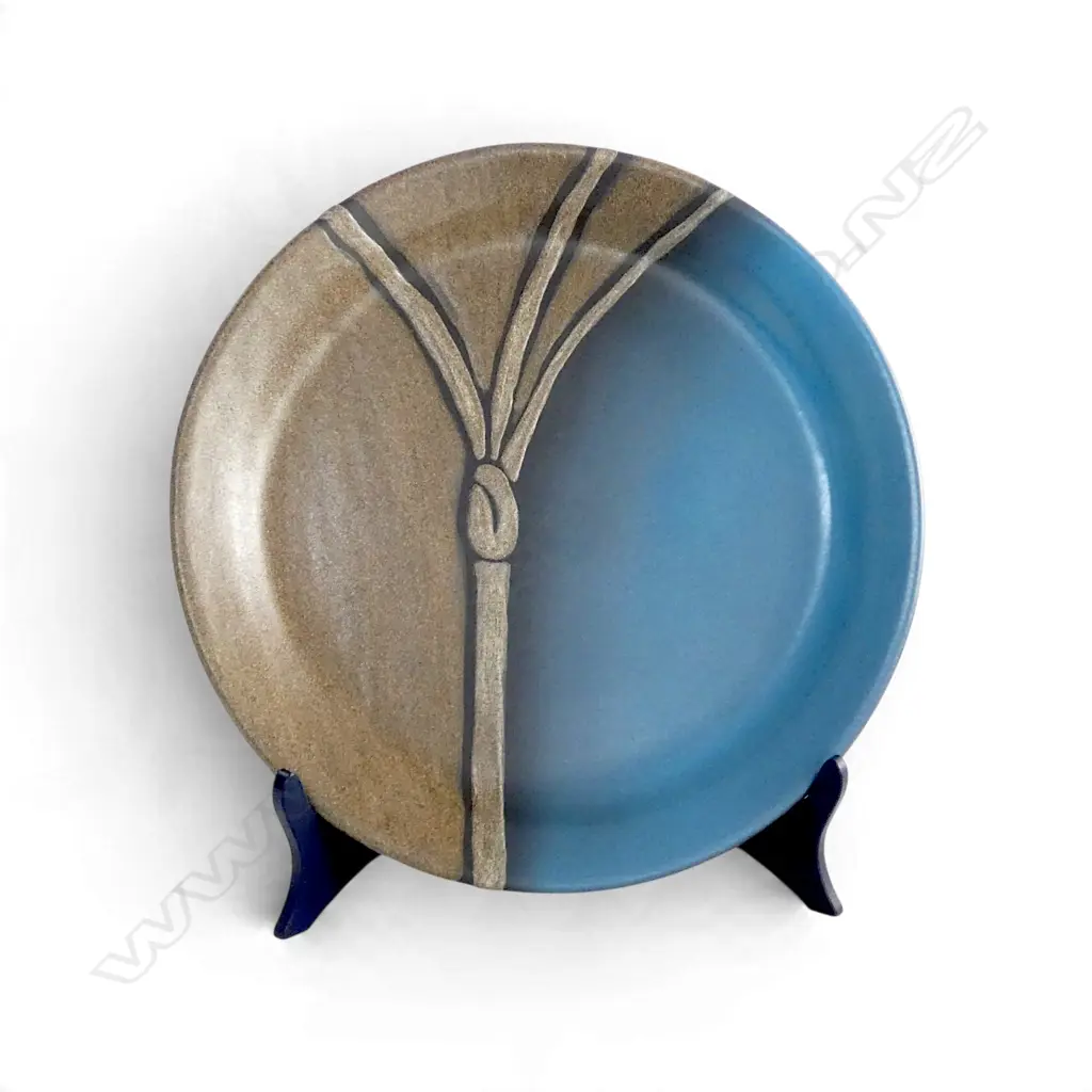 MORRIS & JAMES POTTERY PLATE nikau decoration, w. stand Dia.380mm Image 1++