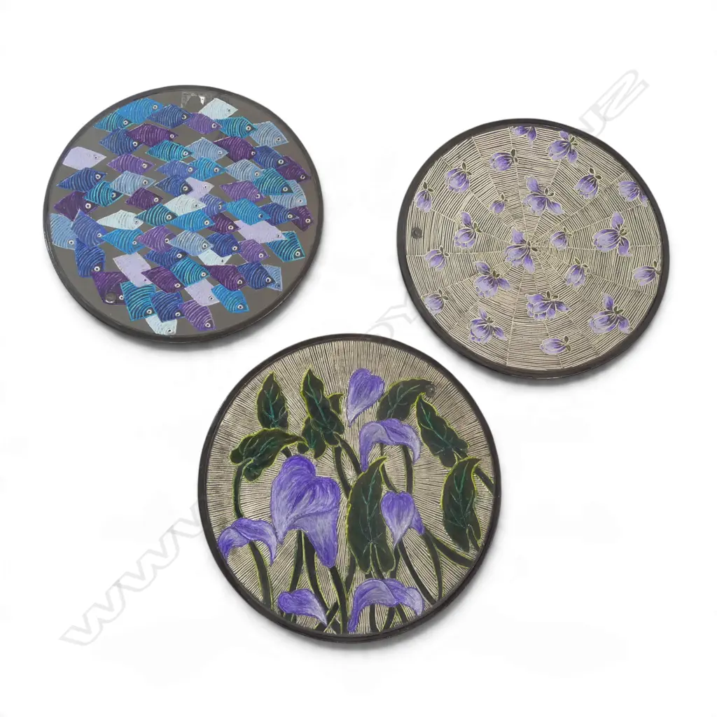 3 KEUM SUN LEE HANDPAINTED WALL HUNG PLATES, Dia.210mm Image 1++