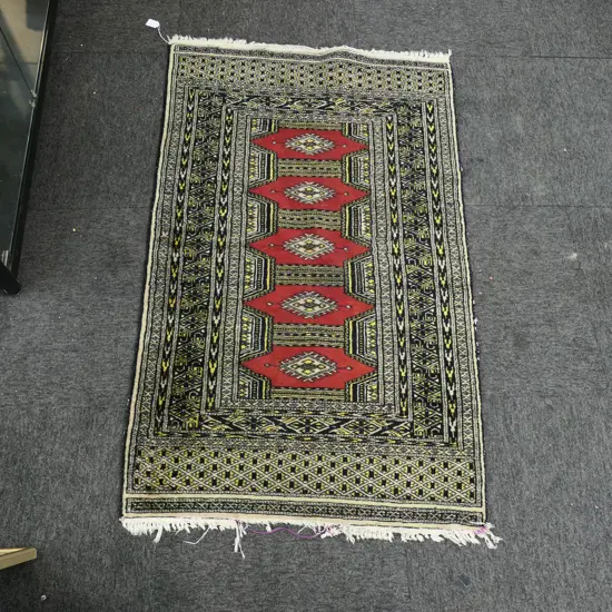 HAND KNOTTED WOOL PILE RUG 1260 X 790mm (WEAR TO FRINGE)