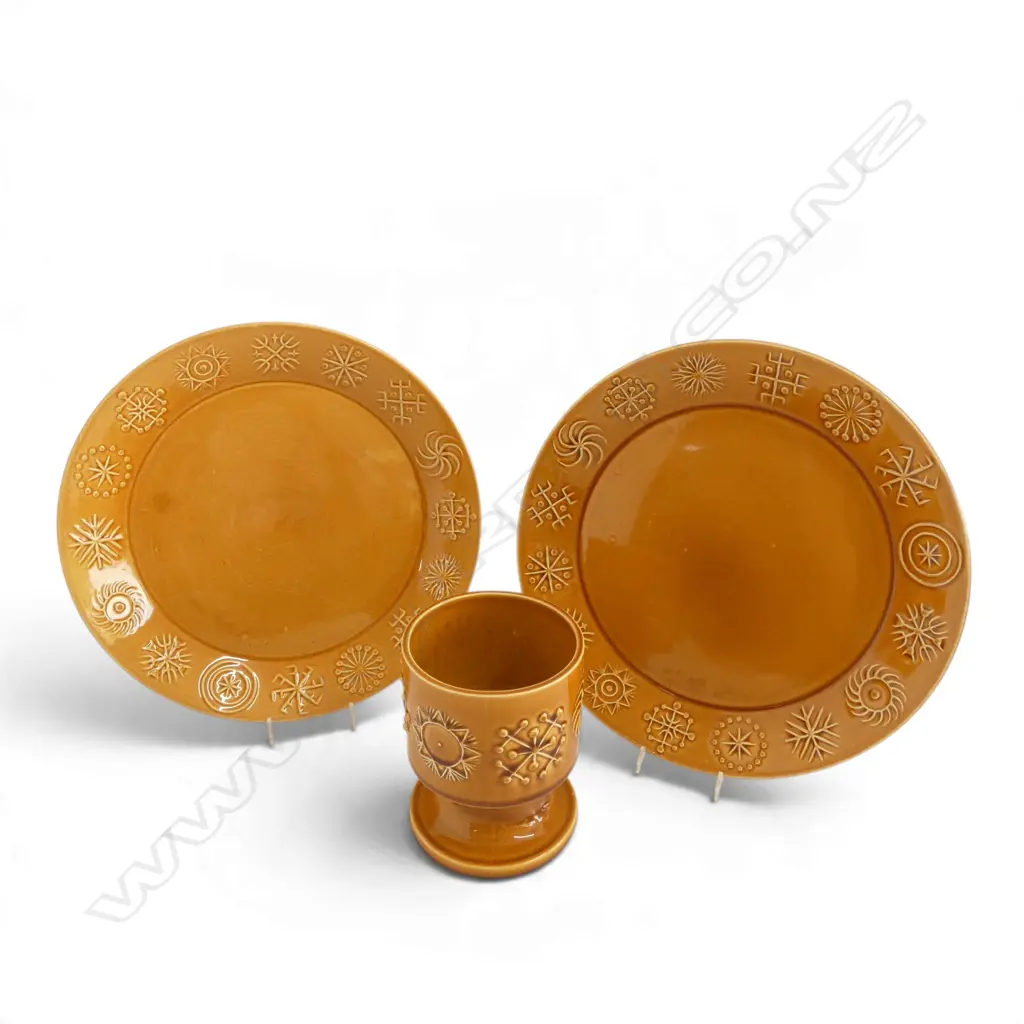 PORTMEIRION ‘TOTEM’ 2 DINNER PLATES & LARGE GOBLET 1963, Dia.258mm Dia.95mm H.120mm Image 1++