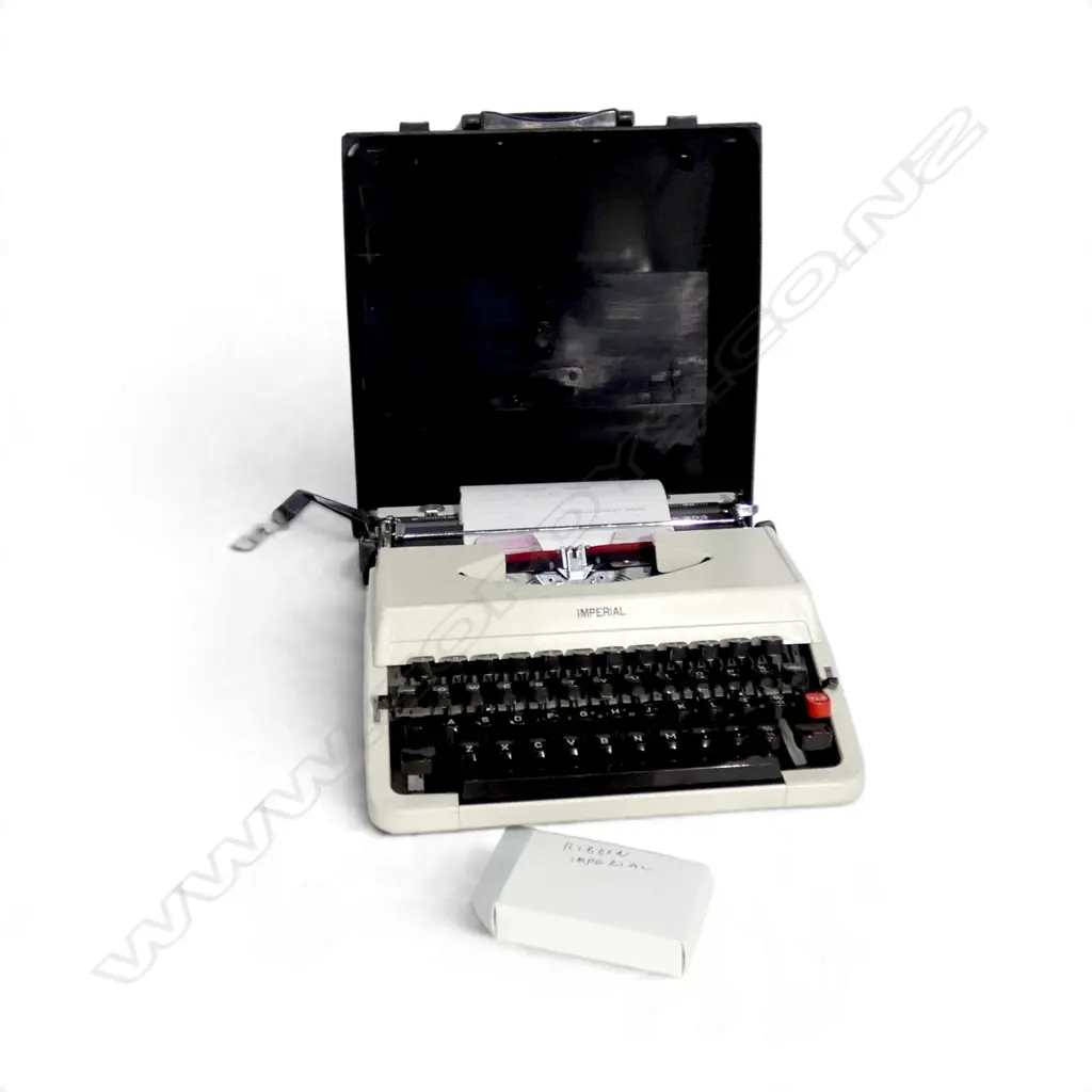 VINTAGE 1978 IMPERIAL TYPE WRITER, GOOD COMPANION 203 w. travel case & 2 ribbons W.295mm Image 1++