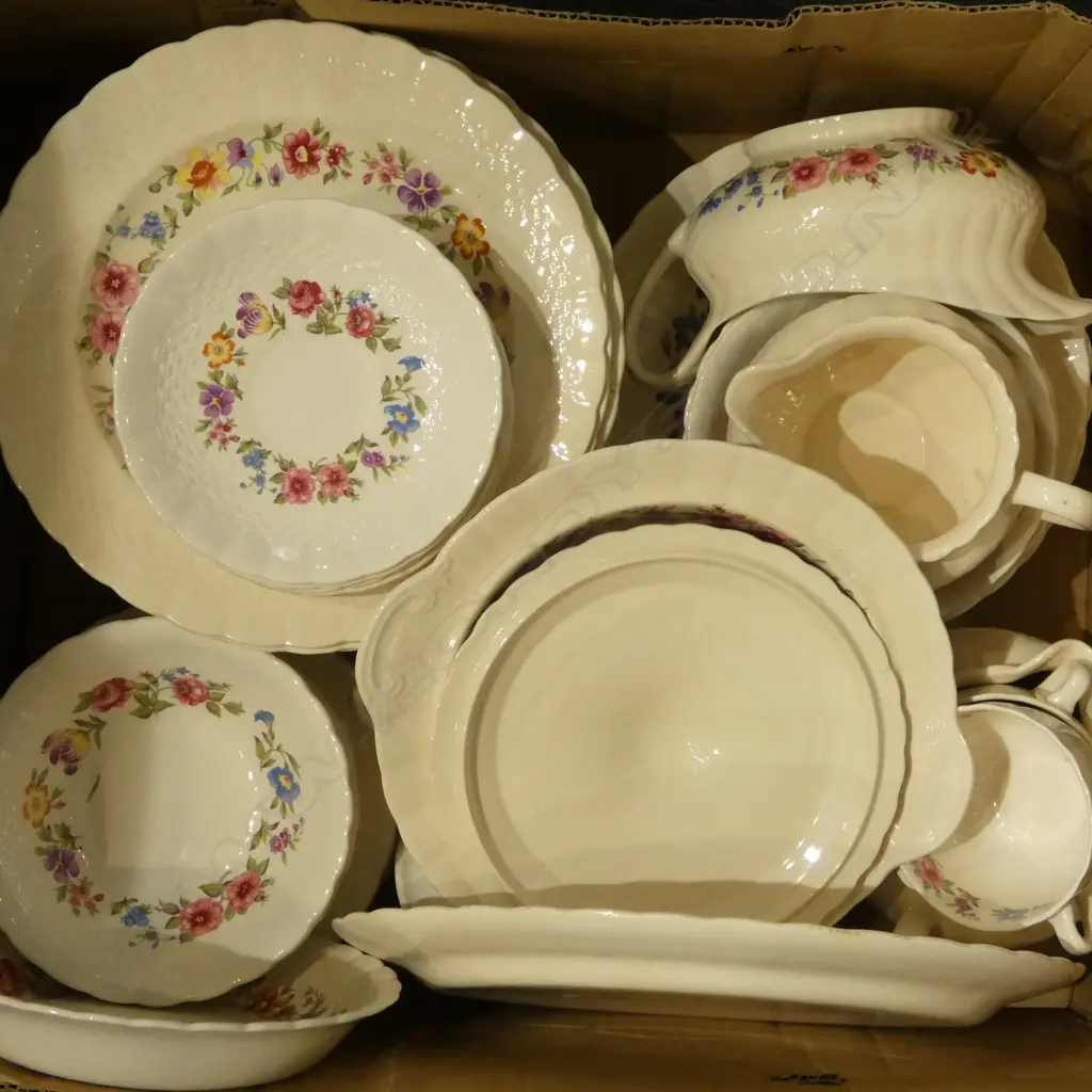 SIMPSONS SOLIAN WARE DINNER SET Image 1++