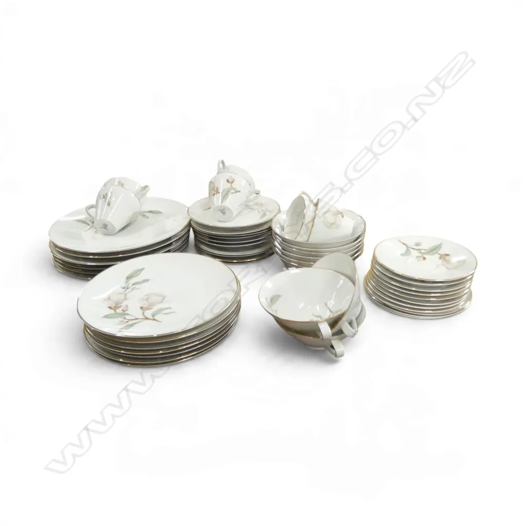 HUTSCHENREUTHER 'DIADEM' PATTERN PART DINNER SERVICE Image 1++