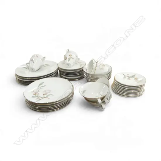 HUTSCHENREUTHER 'DIADEM' PATTERN PART DINNER SERVICE