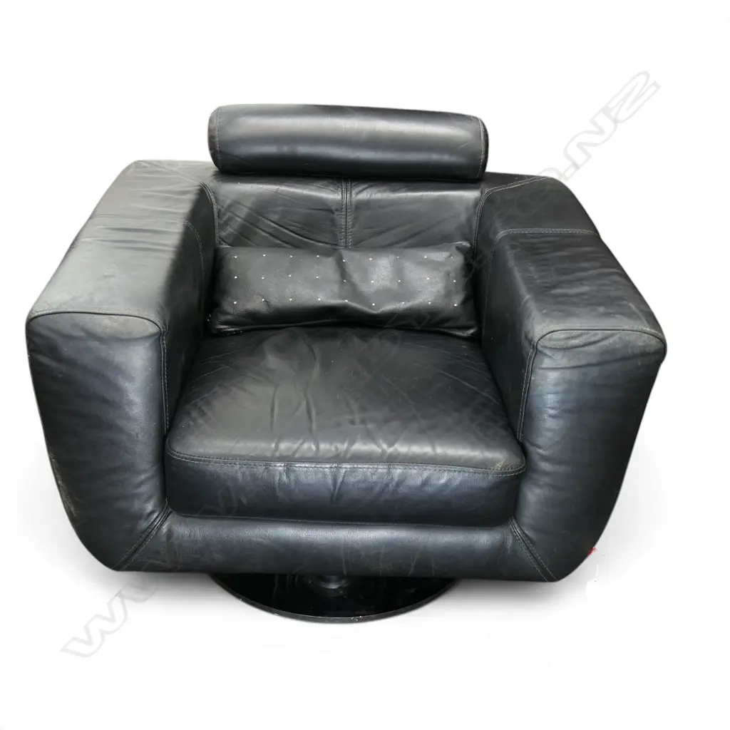 BLACK LEATHER ARMCHAIR 900x800x760mm Image 1++